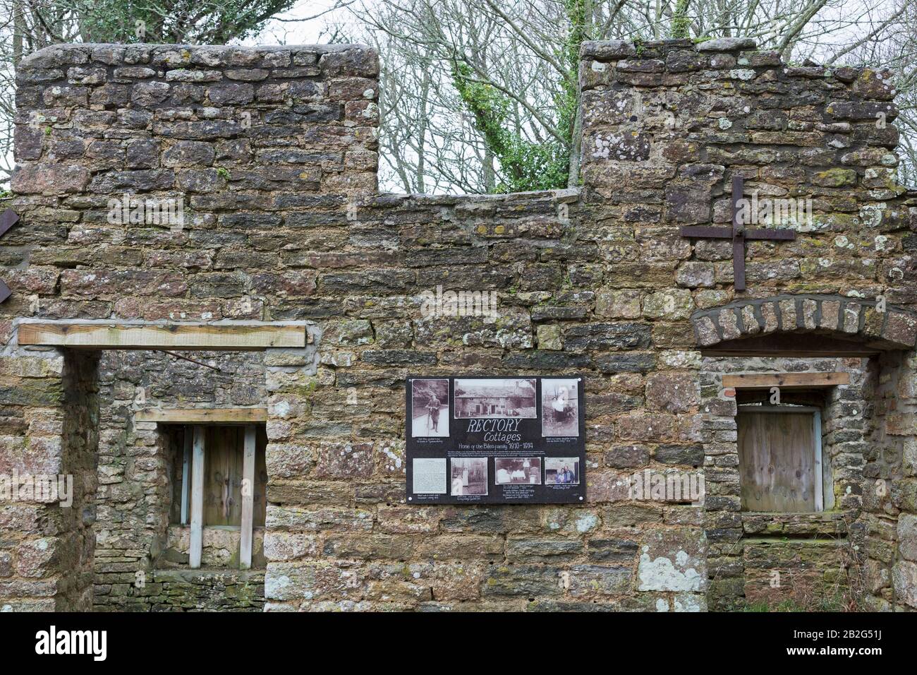 Case canonica, rovine di edifici abbandonati, Tyneham Village, Dorset, Inghilterra, Regno Unito Foto Stock