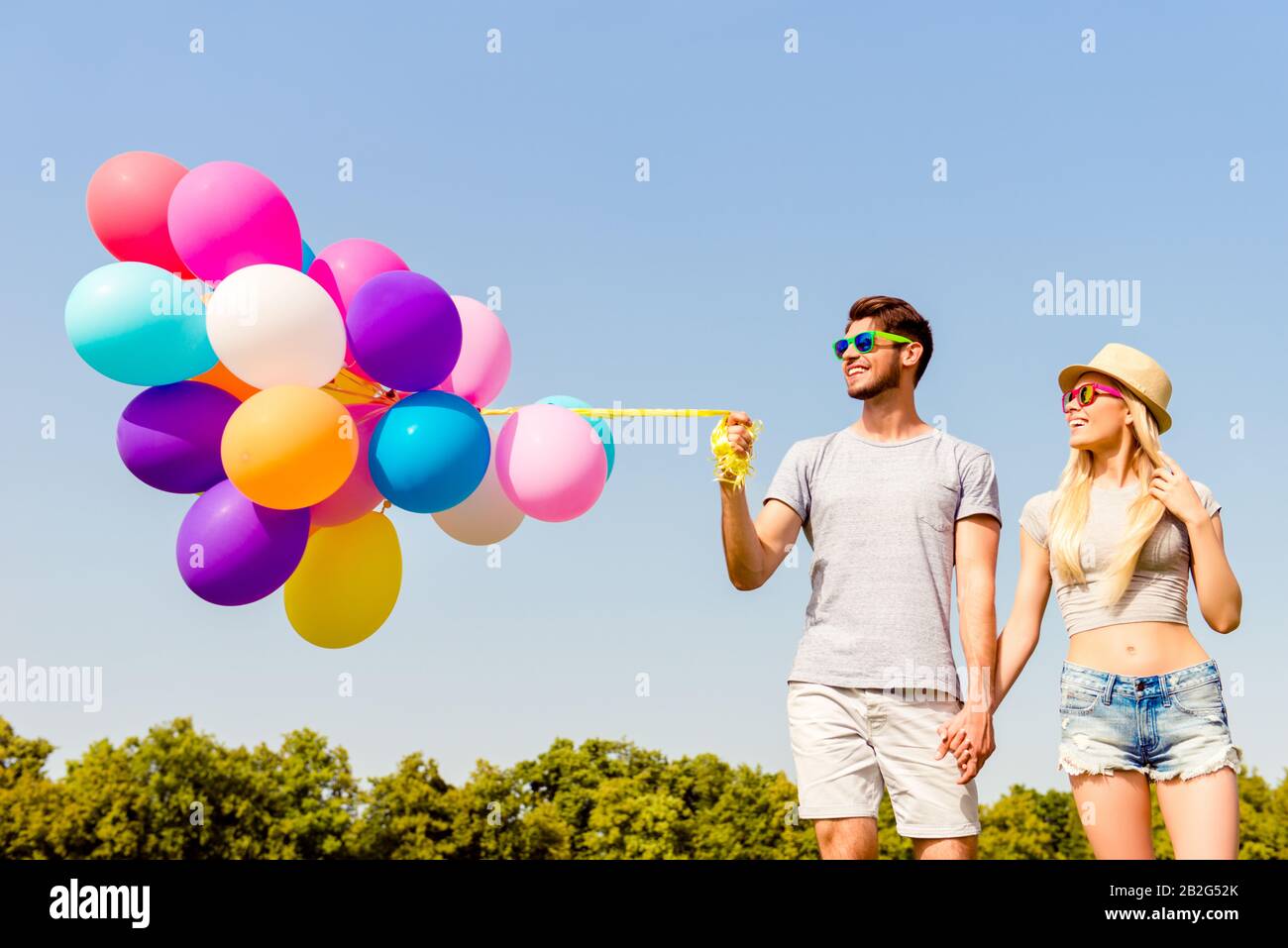Giovane famiglia felice che ha data romantica con i palloncini Foto Stock