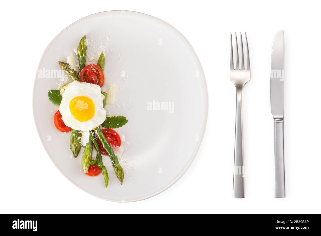 Cibo italiano: Piatto conservato con asparagi e uova fritte.[ Foto Stock