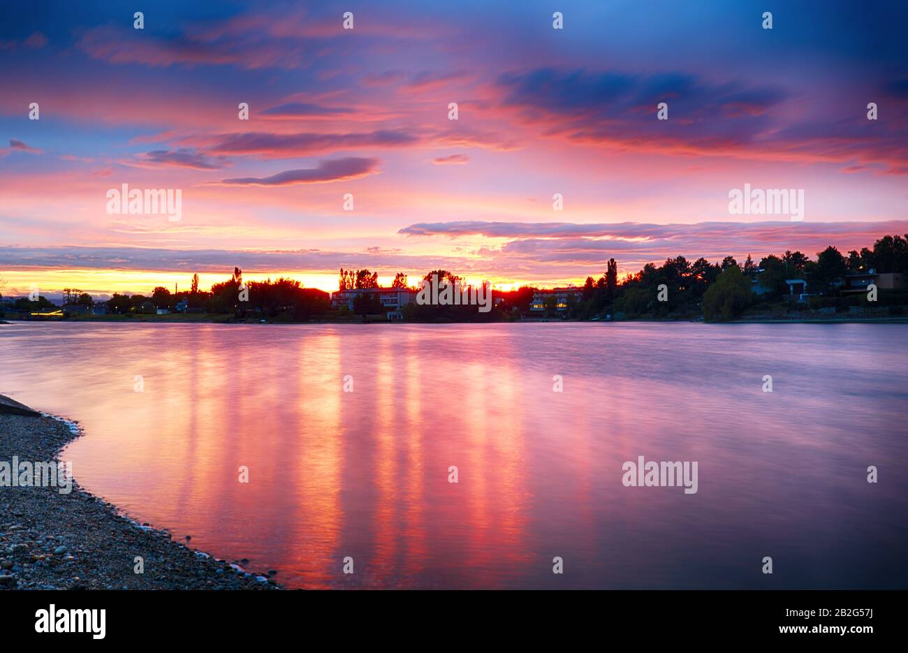 Tramonto sulla spiaggia con cielo bellissimo, Lago Senec Foto Stock