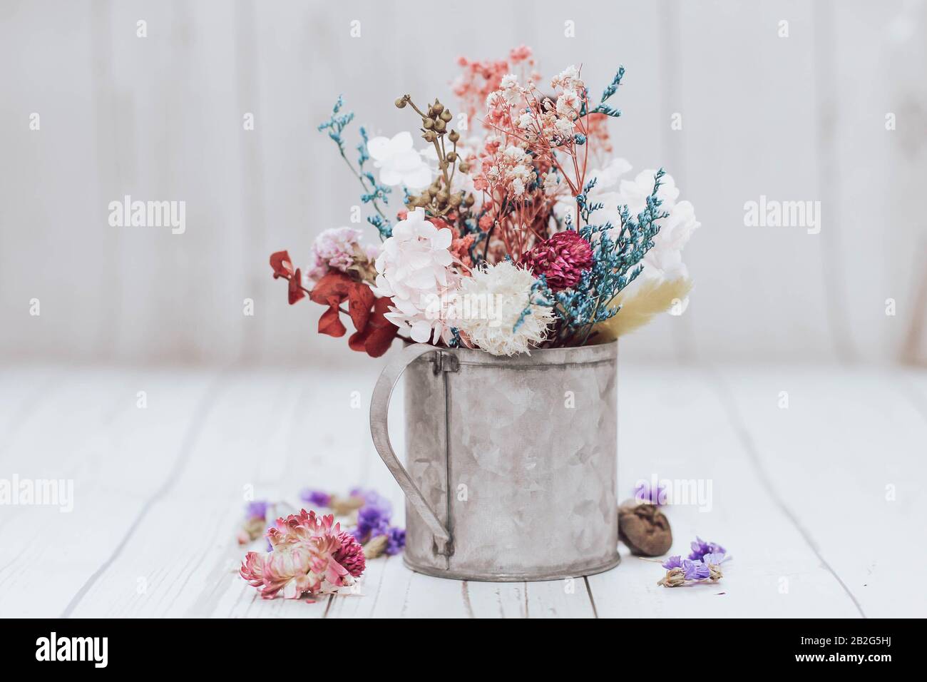 Fiori secchi in una tazza rustica. Composizione boho. Composizione floreale romantica. Foto Stock