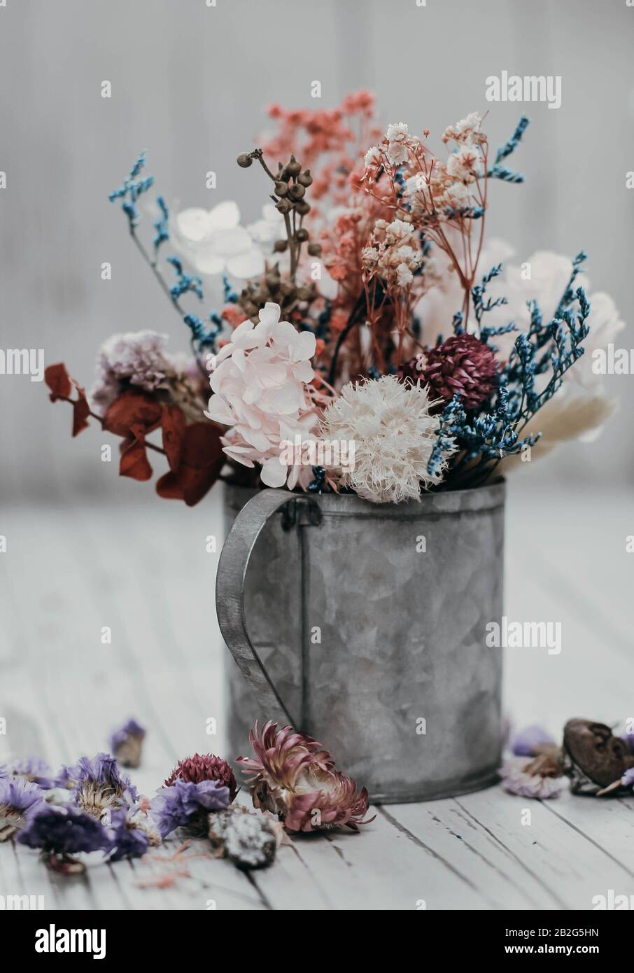 Fiori secchi in una tazza rustica. Composizione boho. Composizione floreale romantica. Foto Stock