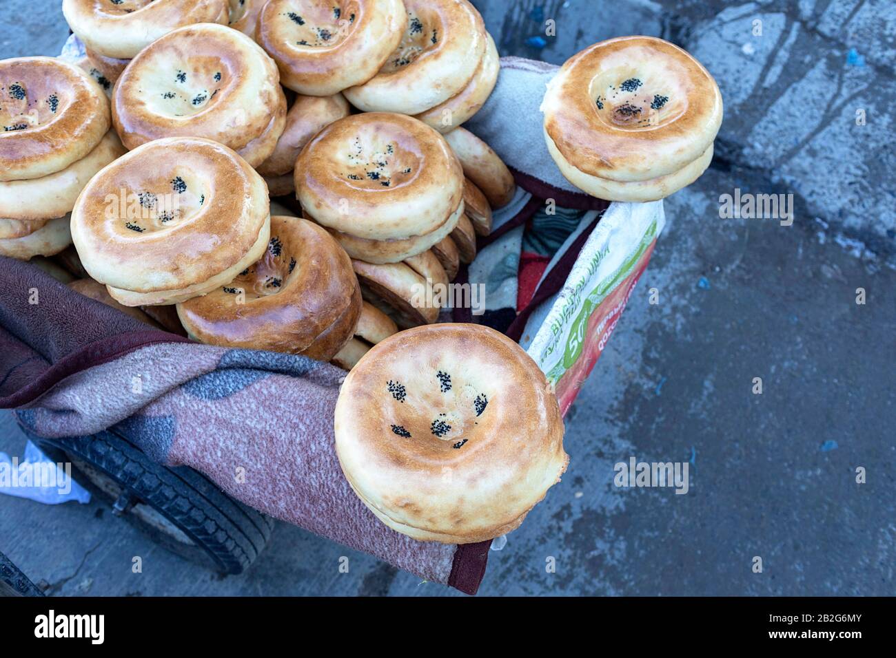 Pane uzbeko nazionale venduto nel mercato del bazar, Uzbekistan, Asia centrale Foto Stock