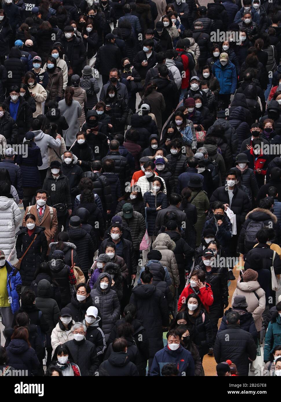 Seoul, Corea Del Sud. 3rd Mar, 2020. Le persone si allineano per acquistare maschere facciali di fronte a un grande magazzino di Seoul, Corea del Sud, 3 marzo 2020, l'ultimo giorno per il negozio di vendere maschere facciali, con ogni persona autorizzata ad acquistare un massimo di cinque pezzi. La Corea del Sud ha confermato 477 altri casi del COVID-19 martedì, aumentando il numero totale di infezioni a 4,812. Credito: Wang Jingqiang/Xinhua/Alamy Live News Foto Stock