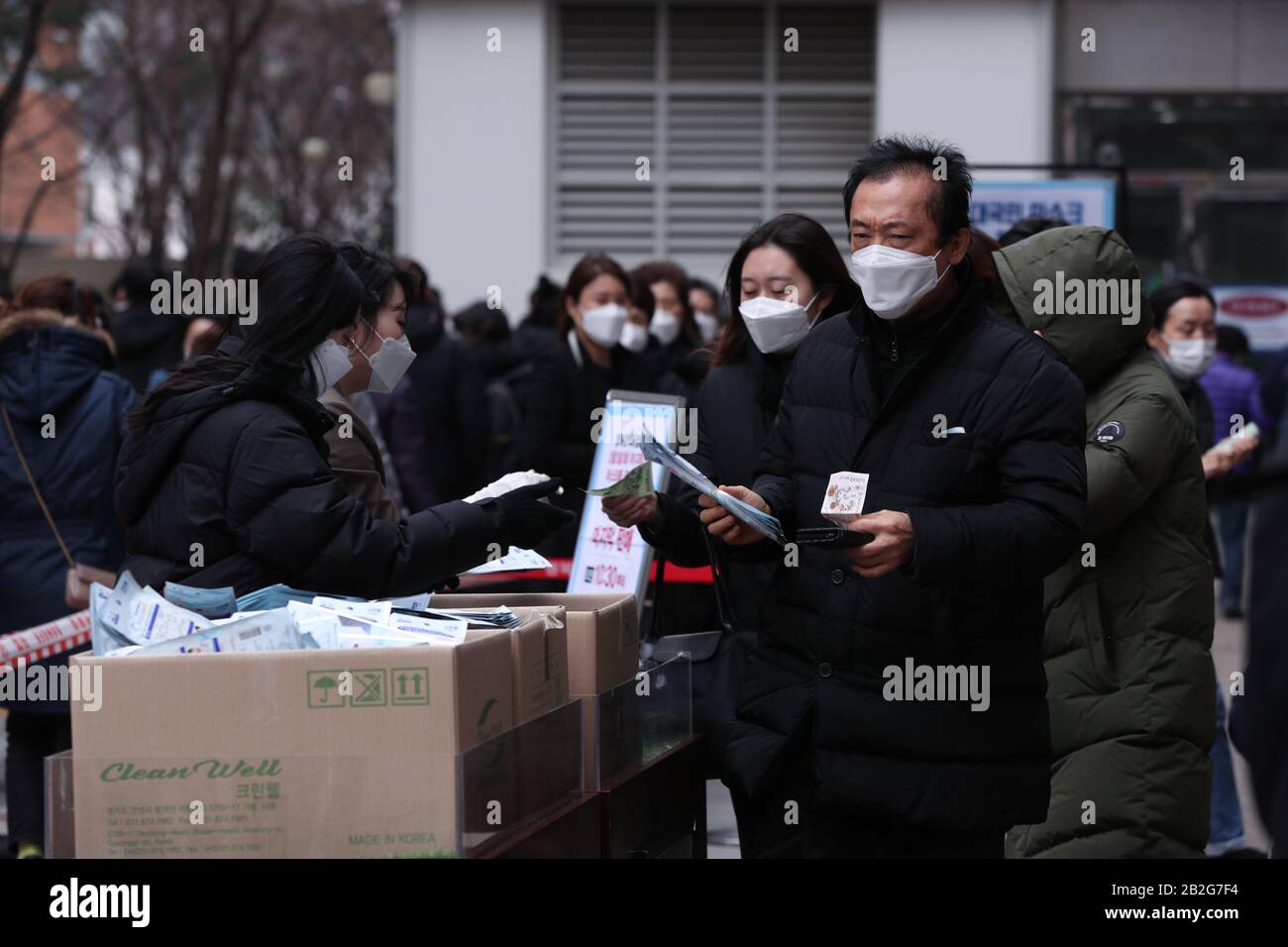 Seoul, Corea Del Sud. 3rd Mar, 2020. Le persone si allineano per acquistare maschere facciali di fronte a un grande magazzino di Seoul, Corea del Sud, 3 marzo 2020, l'ultimo giorno per il negozio di vendere maschere facciali, con ogni persona autorizzata ad acquistare un massimo di cinque pezzi. La Corea del Sud ha confermato 477 altri casi del COVID-19 martedì, aumentando il numero totale di infezioni a 4,812. Credito: Wang Jingqiang/Xinhua/Alamy Live News Foto Stock