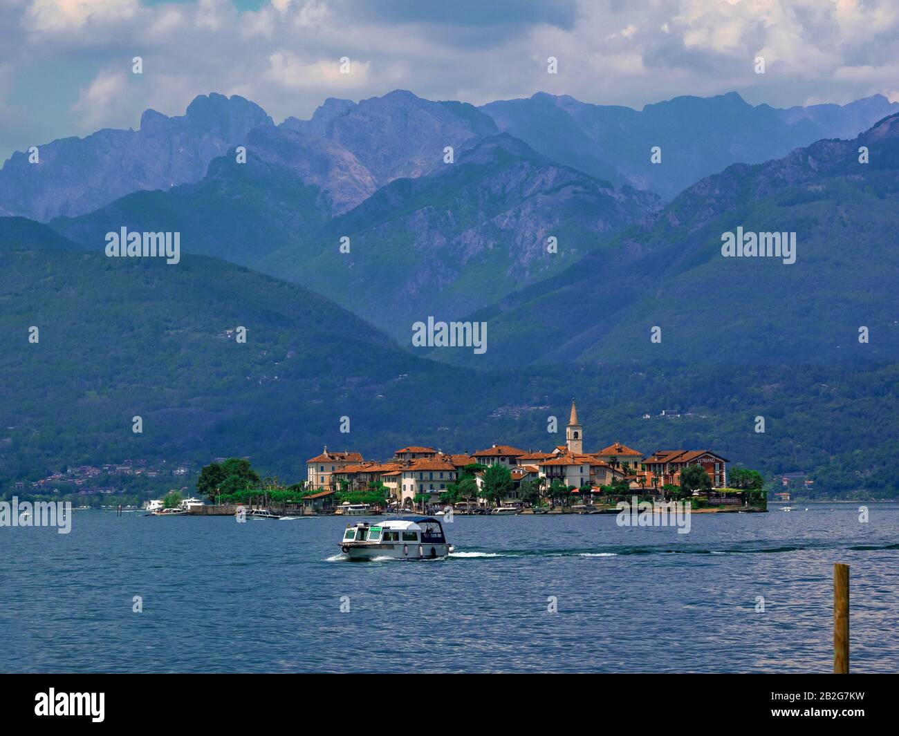 Isola di pescatori, la piccola isola del Lago maggiore vista dal lungolago di Stresa. Foto Stock