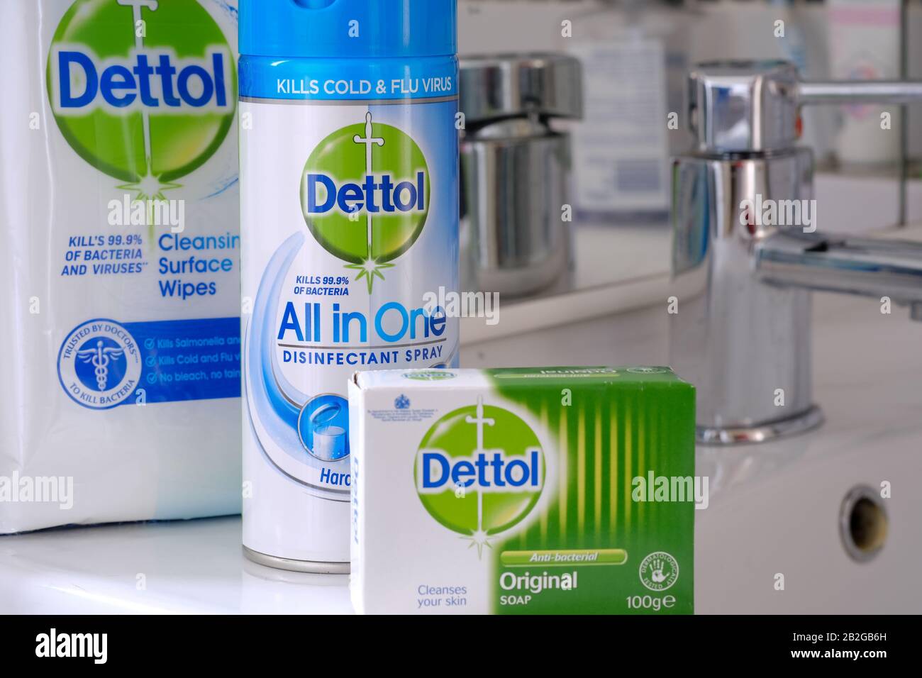 I prodotti antibatterici Dettol includono spray disinfettante, sapone e salviette detergenti. Foto Stock