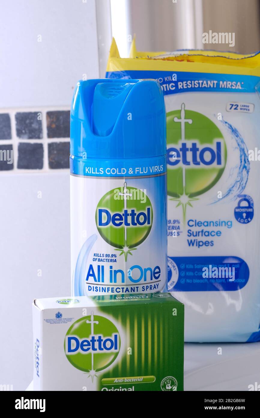 I prodotti antibatterici Dettol includono spray disinfettante, sapone e salviette detergenti. Foto Stock
