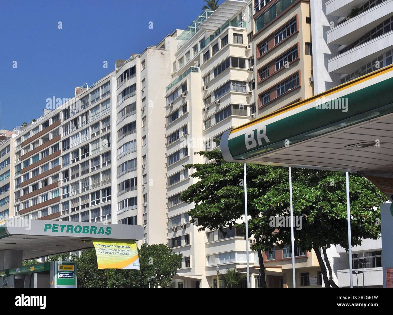 Petrobras stazione-service su Atlantica avenue, Copacabana, Rio de Janeiro, Brasile Foto Stock