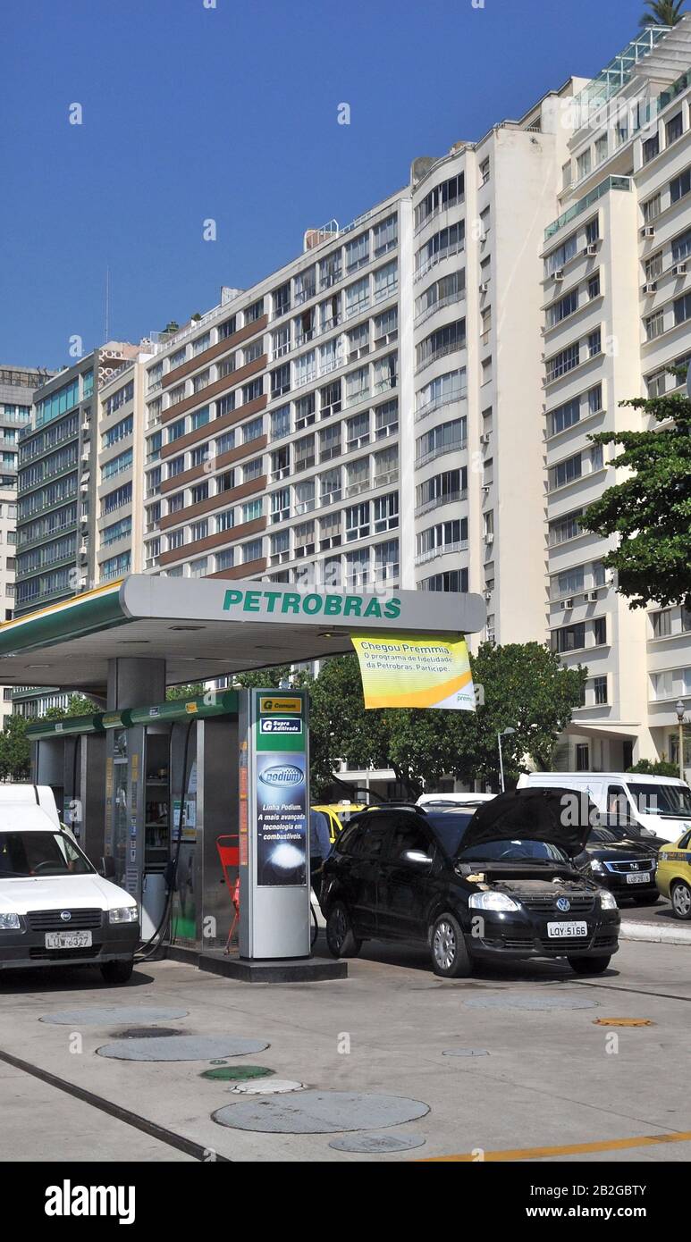 Petrobras stazione-service su Atlantica avenue, Copacabana, Rio de Janeiro, Brasile Foto Stock