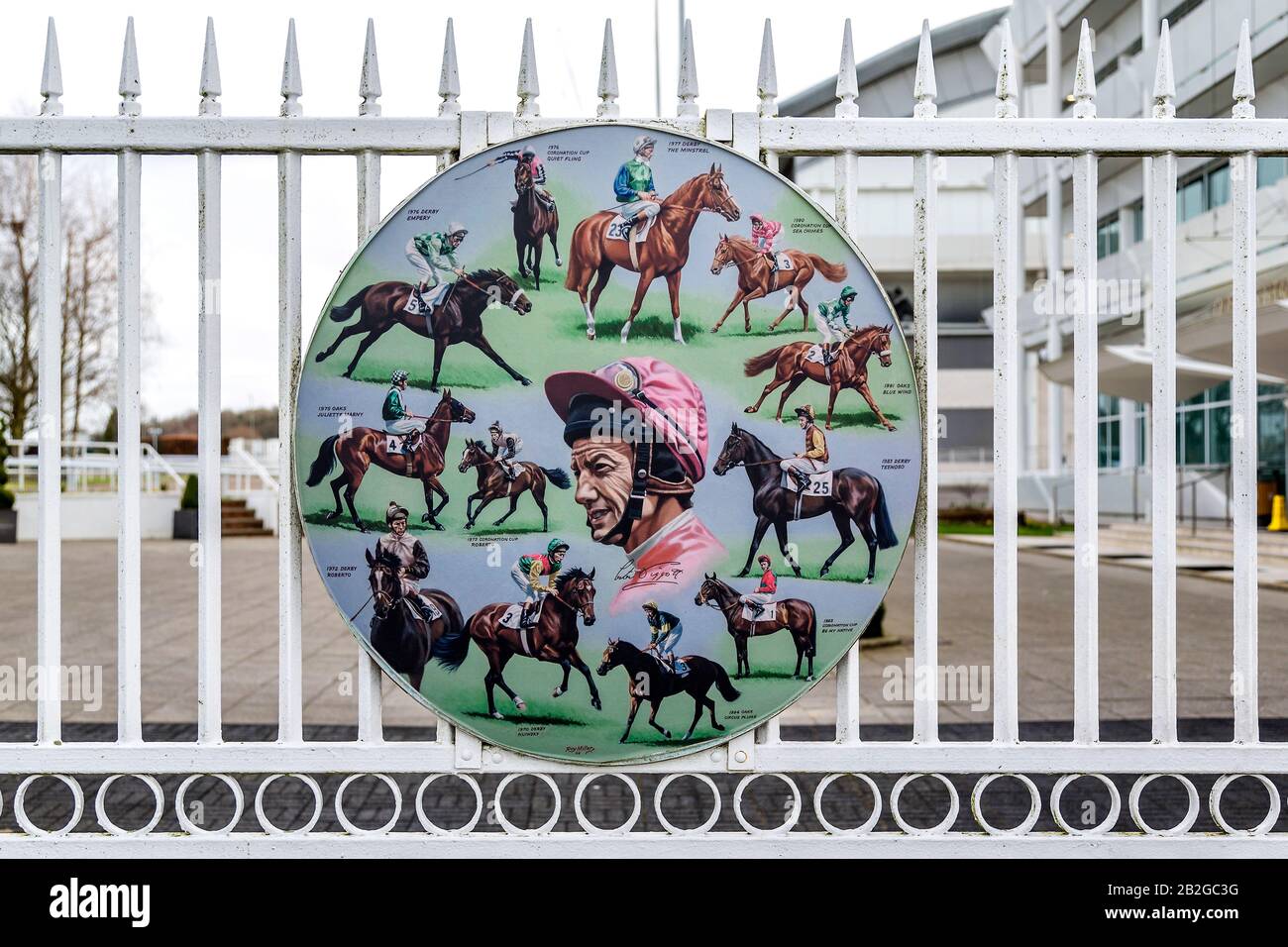 Un tributo al campione di fantino Lester Piggott alle porte dell'ippodromo di Epsom Downs. L'opera mostra i suoi numerosi vincitori di Derby, Oaks e Coronation Cup. Foto Stock