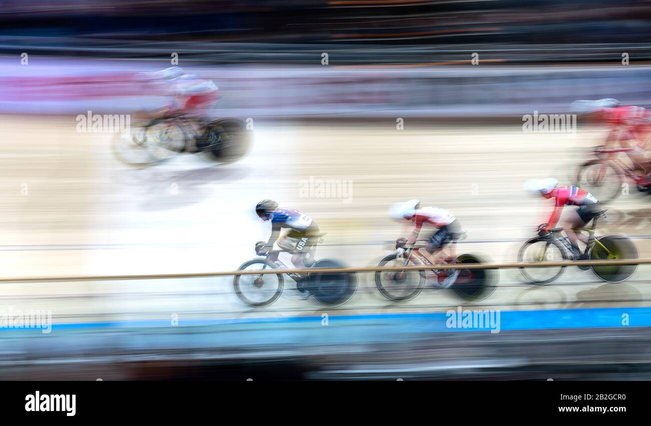 Berlino, Germania. 01st Mar, 2020. Ciclismo/pista: Punto gara, donne: Jennifer Valente dagli Stati Uniti (sotto l-r) corse davanti a Maria Martins dal Portogallo e Anita Stenberg dalla Norvegia. Credito: Sebastian Gollnow/Dpa/Alamy Live News Foto Stock