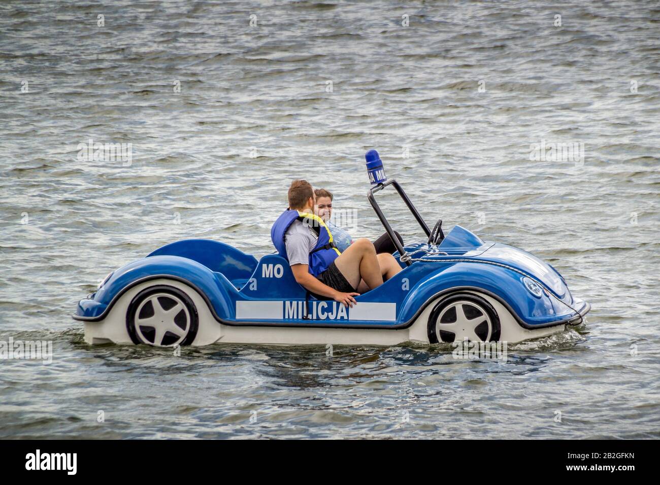 Kartuzy, Polen - 03 agosto 2016: Una divertente moto d'acqua realizzata come un'auto della polizia polacca Foto Stock