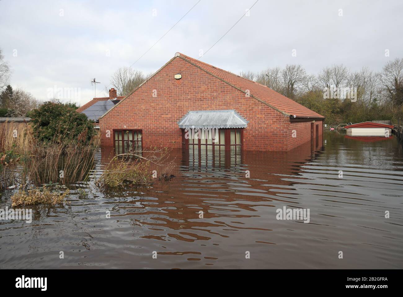 Il washwater circonda una casa a Snaith, nello Yorshire, in quanto sono ancora in vigore 82 avvertimenti di alluvione per l'Inghilterra, il Galles e la Scozia dopo gli effetti di Storm Jorge durante il fine settimana. Foto Stock