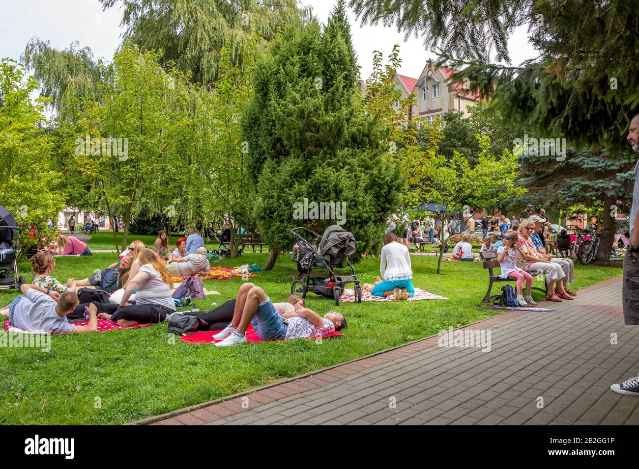 Kolobrzeg, Polen - 31 juli 2016: Una bella giornata estiva nel Parco di Kolobrzeg Foto Stock