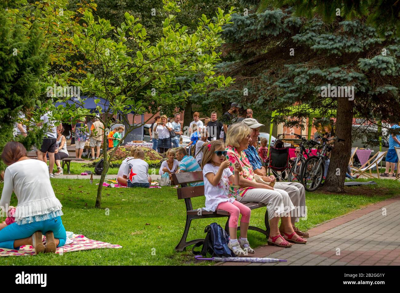 Kolobrzeg, Polen - 31 juli 2016: Una bella giornata estiva nel Parco di Kolobrzeg Foto Stock