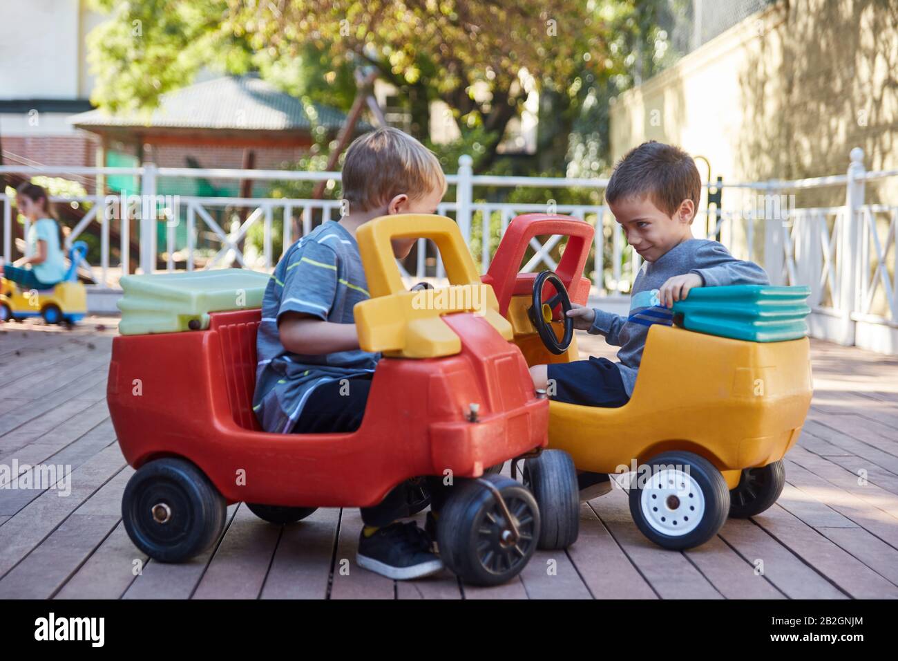 Due bambini possono fare un giro in pedalò nel giardino di un asilo Foto Stock