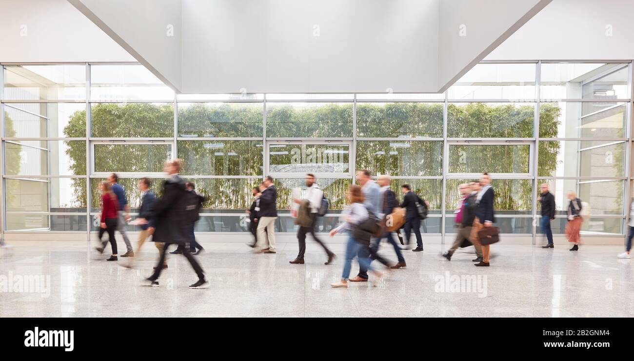 Gli uomini d'affari anonimi vanno alla conferenza d'affari o alla fiera Foto Stock