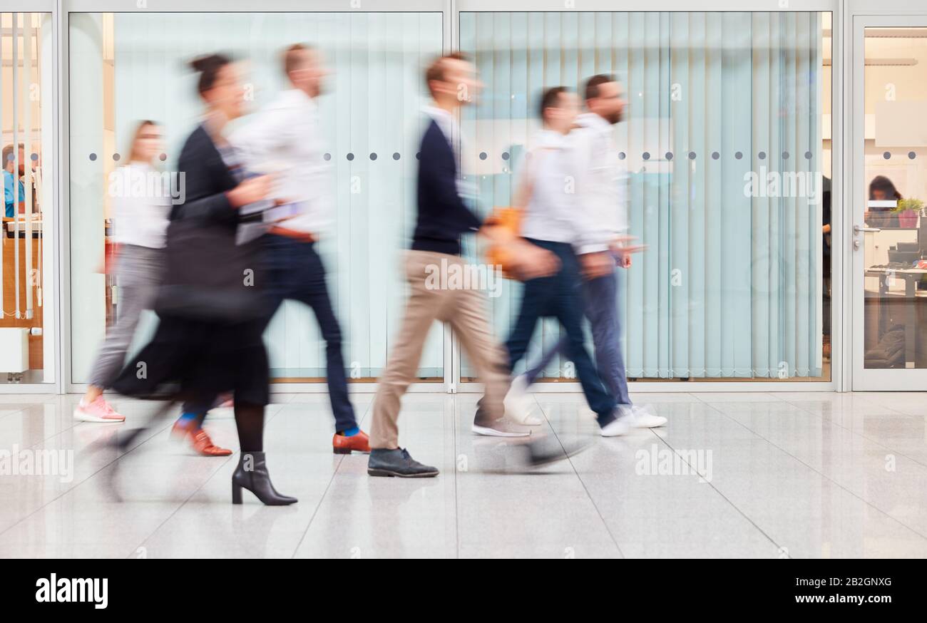 Gli uomini d'affari anonimi vanno in ufficio o in conferenza Foto Stock