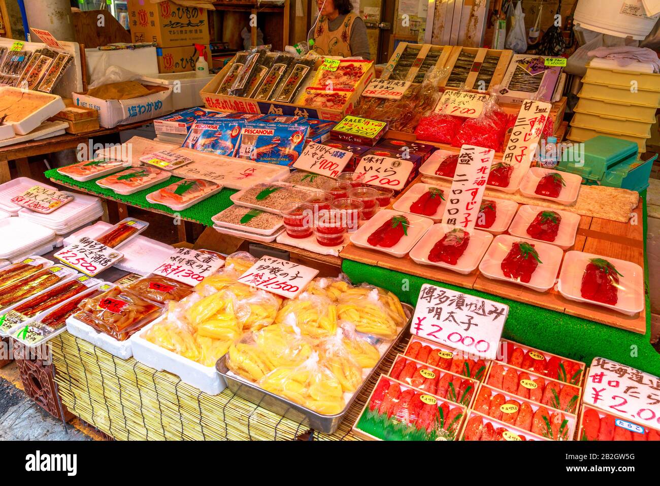 Tokyo, Giappone - 18 aprile 2017: Stalla che vende sushi, sashimi, pesce fresco e cibo giapponese presso la strada mercato di Ameya-Yokocho vicino a Ueno. Ameyoko è popolare Foto Stock