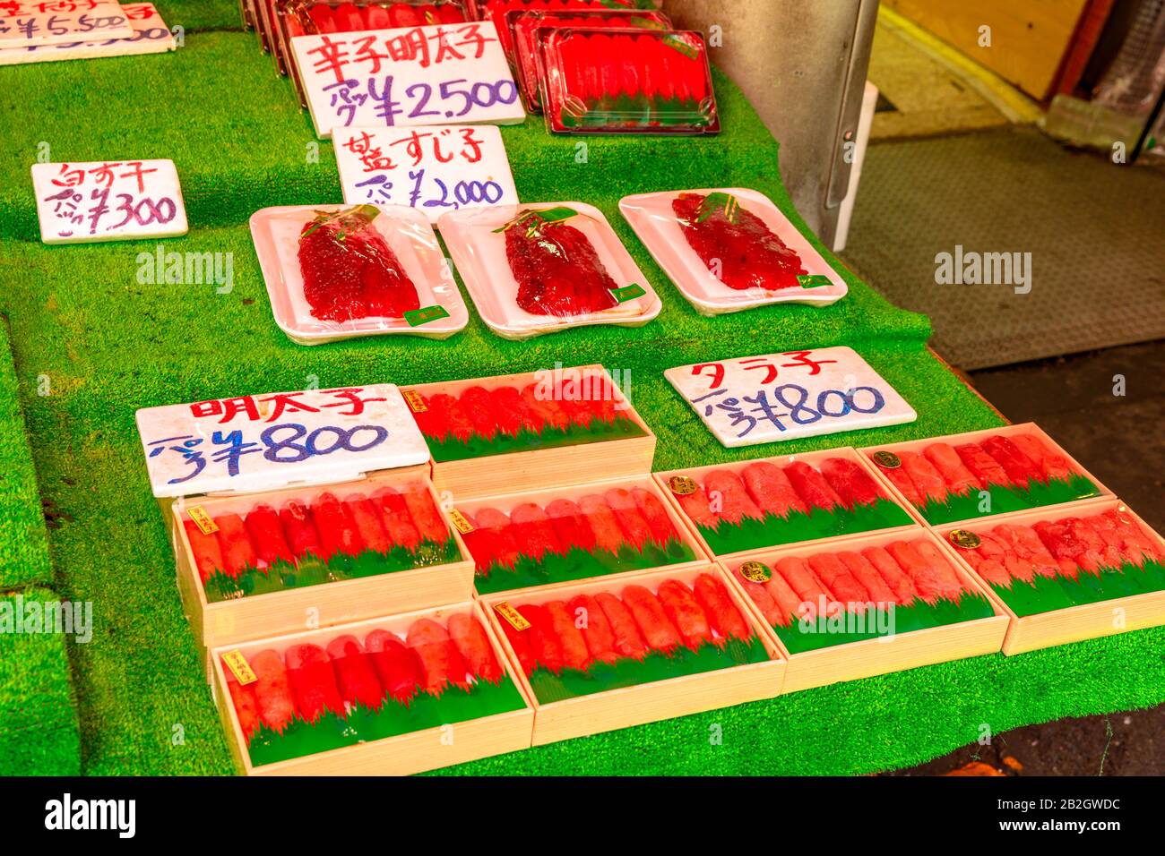 Tokyo, Giappone - 18 aprile 2017: Primo piano di stalla che vende sushi, sashimi e piatti giapponesi presso la strada del mercato di Ameya-Yokocho vicino a Ueno. Ameyoko è popolare Foto Stock