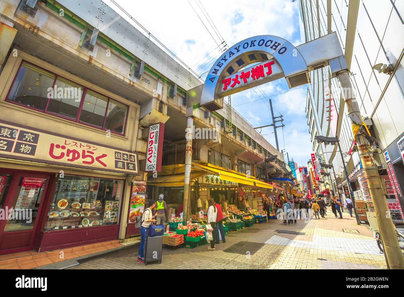 Tokyo, Giappone - 18 aprile 2017: Ingresso al popolare mercato stradale Ameya-Yokocho vicino alla stazione di Ueno. Bancarelle, negozi, ristoranti, Street-food Foto Stock