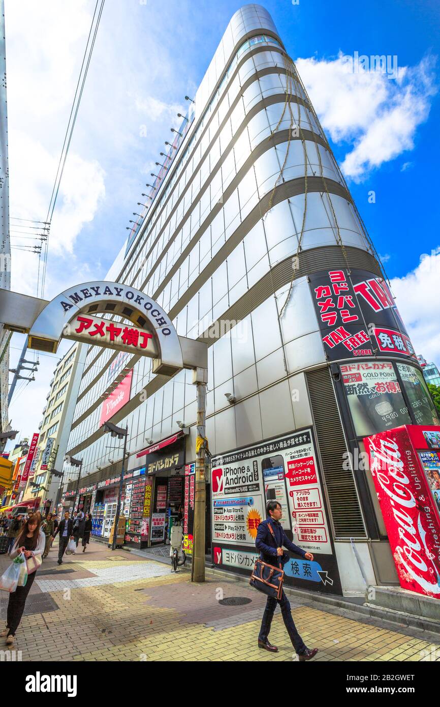 Tokyo, Giappone - 18 aprile 2017: Ingresso al popolare mercato stradale Ameya-Yokochomercato. Ameyoko è una trafficata strada del mercato lungo la linea Yamanote Foto Stock