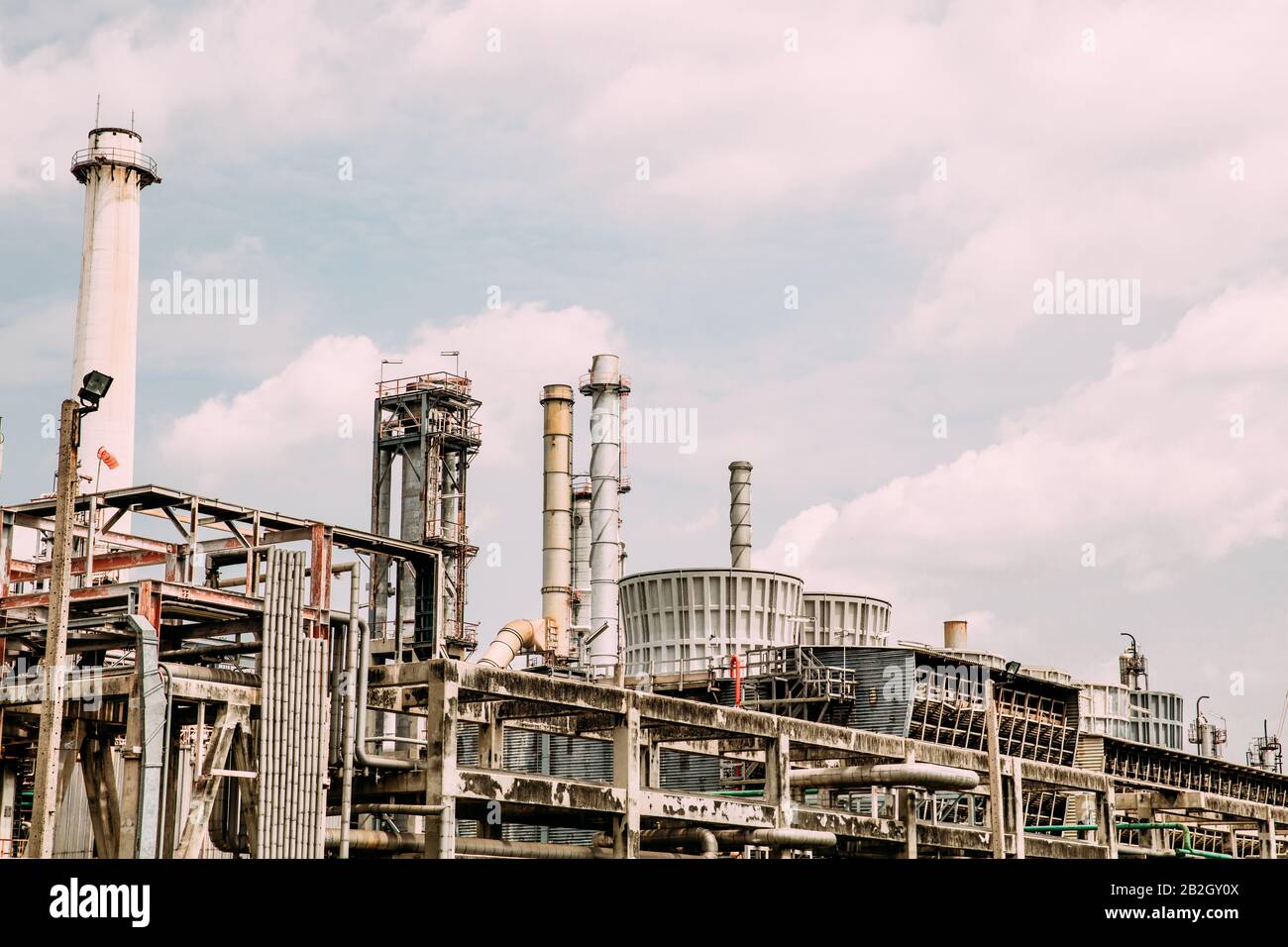 Zona Industriale,l'apparecchiatura della raffinazione del petrolio,Close-up di gasdotti industriale di un olio-impianto di raffineria,Dettaglio di oleodotto con valvole in grandi oi Foto Stock