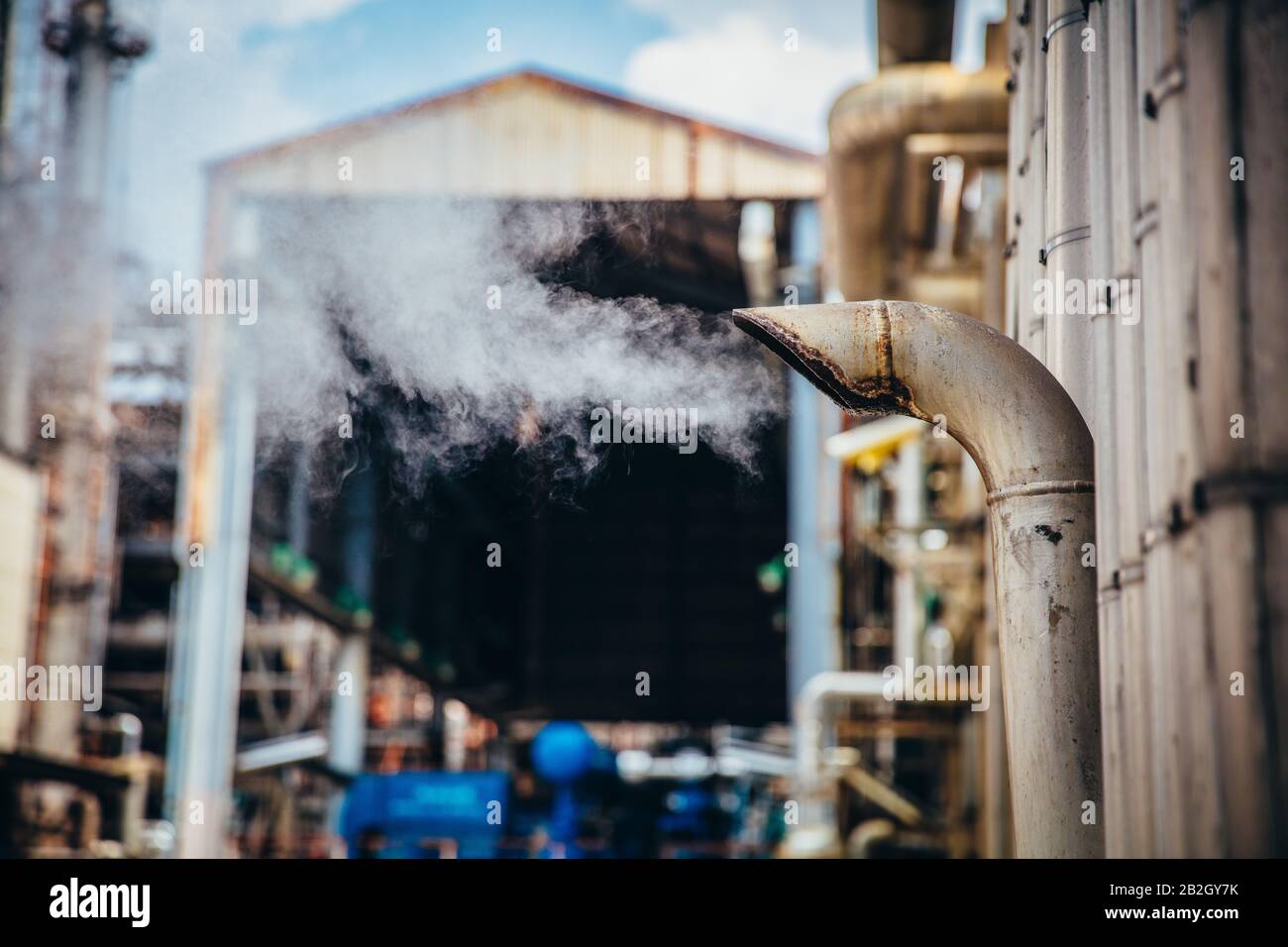 Zona Industriale,l'apparecchiatura della raffinazione del petrolio,Close-up di gasdotti industriale di un olio-impianto di raffineria,Dettaglio di oleodotto con valvole in grandi oi Foto Stock