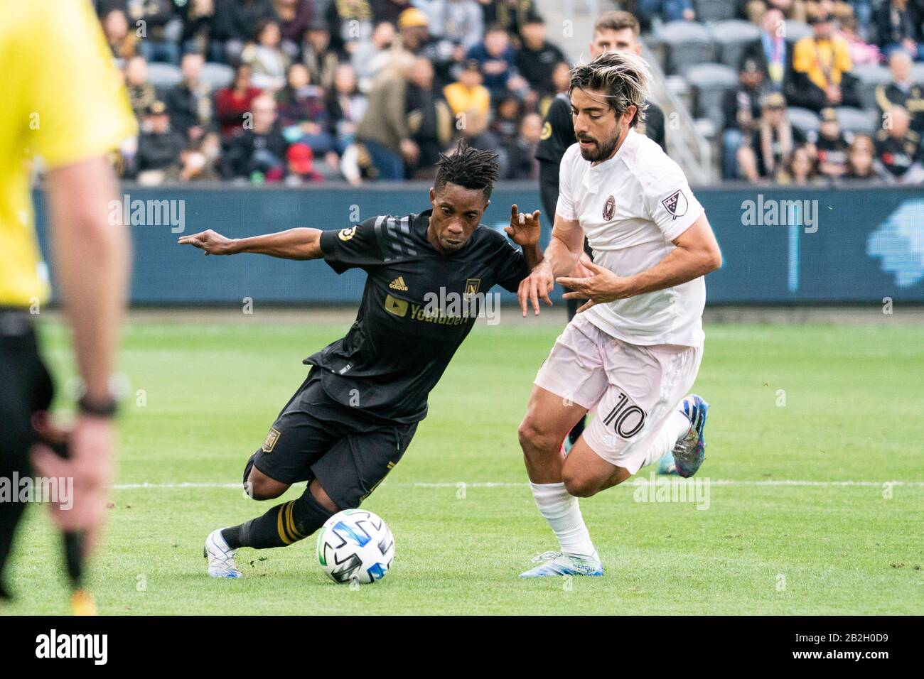 LAFC Forward Latif Blessing (7) passa accanto al centrocampista dell'Inter Miami FC Rodolfo Pizarro (10) durante una partita di calcio MLS, domenica 1 marzo 2020, a Los Angeles, Stati Uniti. (Foto di IOS/ESPA-Images) Foto Stock