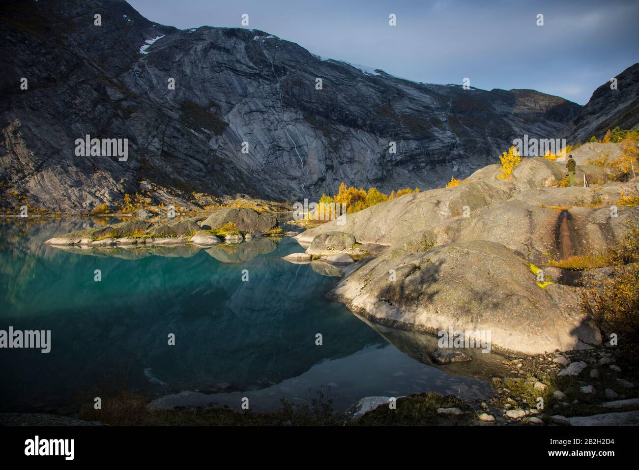 Il ghiacciaio riflette nell'acqua di fusione in Norvegia Foto Stock
