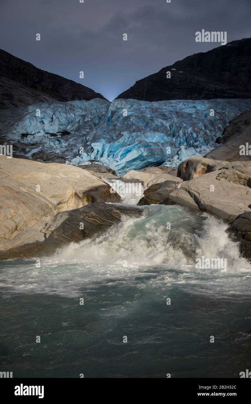 Il ghiacciaio riflette nell'acqua di fusione in Norvegia Foto Stock