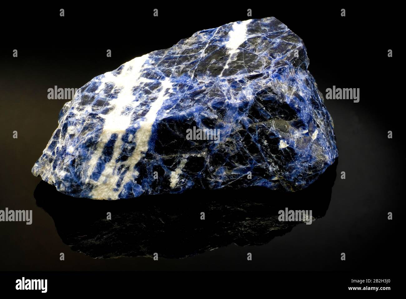 Minerale di Sodalite, grezzo e non tagliato, su sfondo nero Foto Stock
