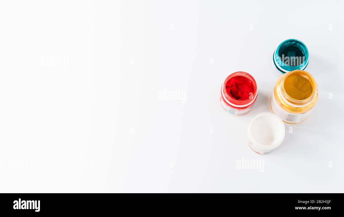 concetto di creatività, vasi di vernice su uno sfondo bianco con spazio libero per il testo Foto Stock