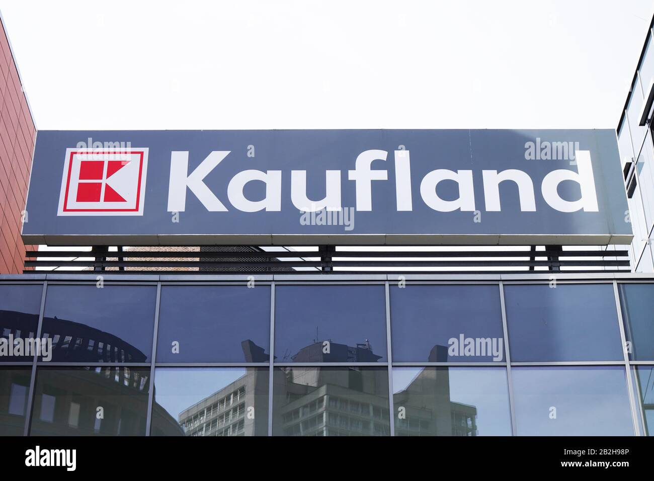 Hannover, Germania - 2 marzo 2020: Kaufland è una catena tedesca di ipermercati o supermercati. Firma con logo e marchio sull'esterno dell'edificio del negozio. Foto Stock