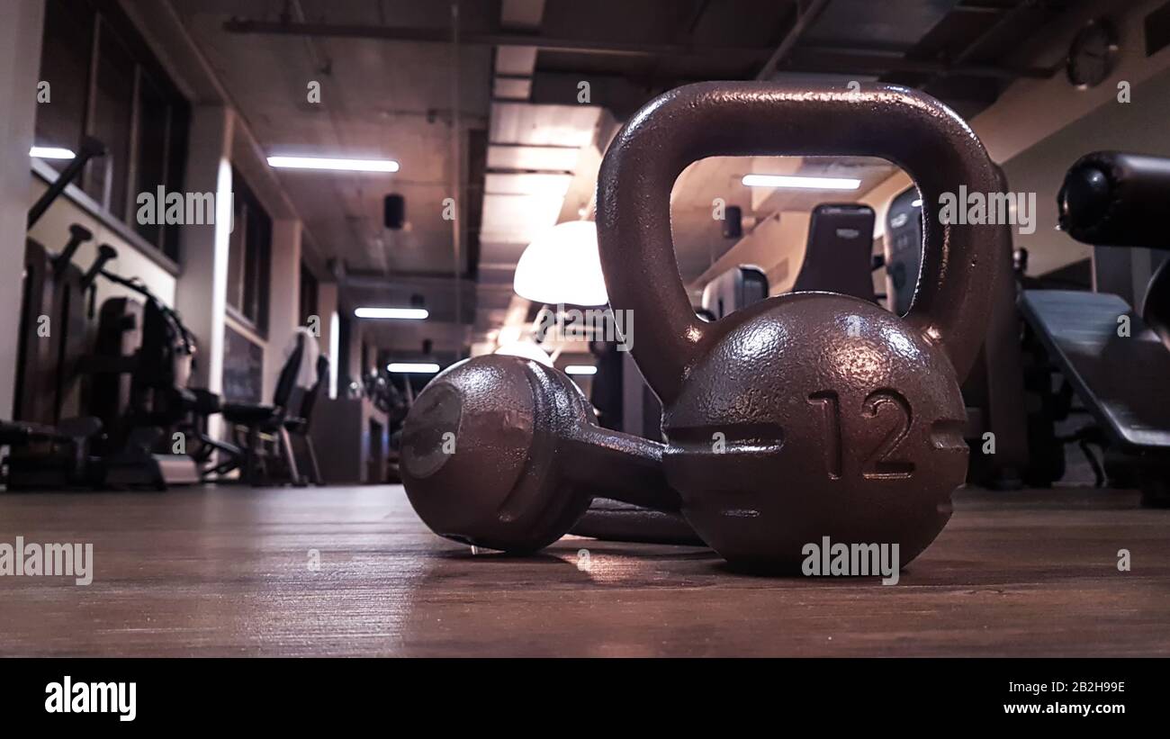 Kettlebells in palestra sul pavimento Foto Stock