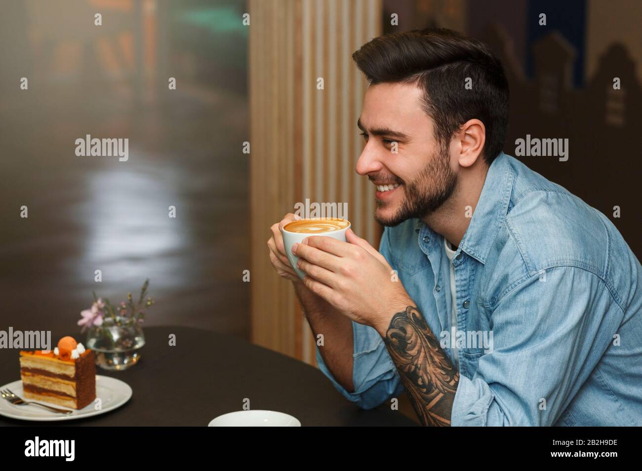 Allegro Ragazzo Sorridente Alla Ragazza Che Ha Caffè Nel Cafe Foto Stock