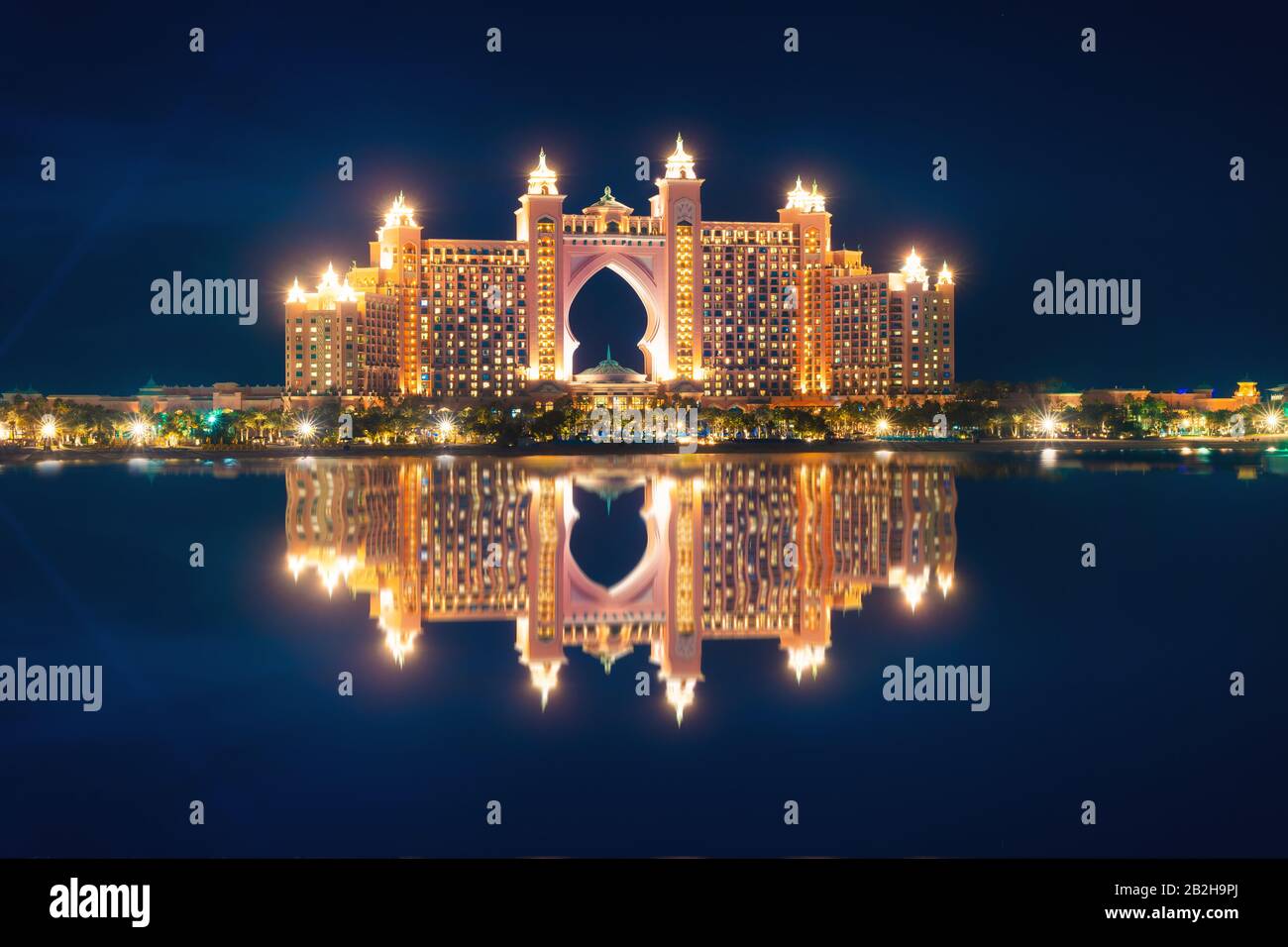 WOW vista di Atlantis Resort, Hotel & Theme Park a Palm Jumeirah Island, una vista dalla Pointe Dubai, Emirati Arabi Uniti. Ispirazione di viaggio di lusso. Foto Stock