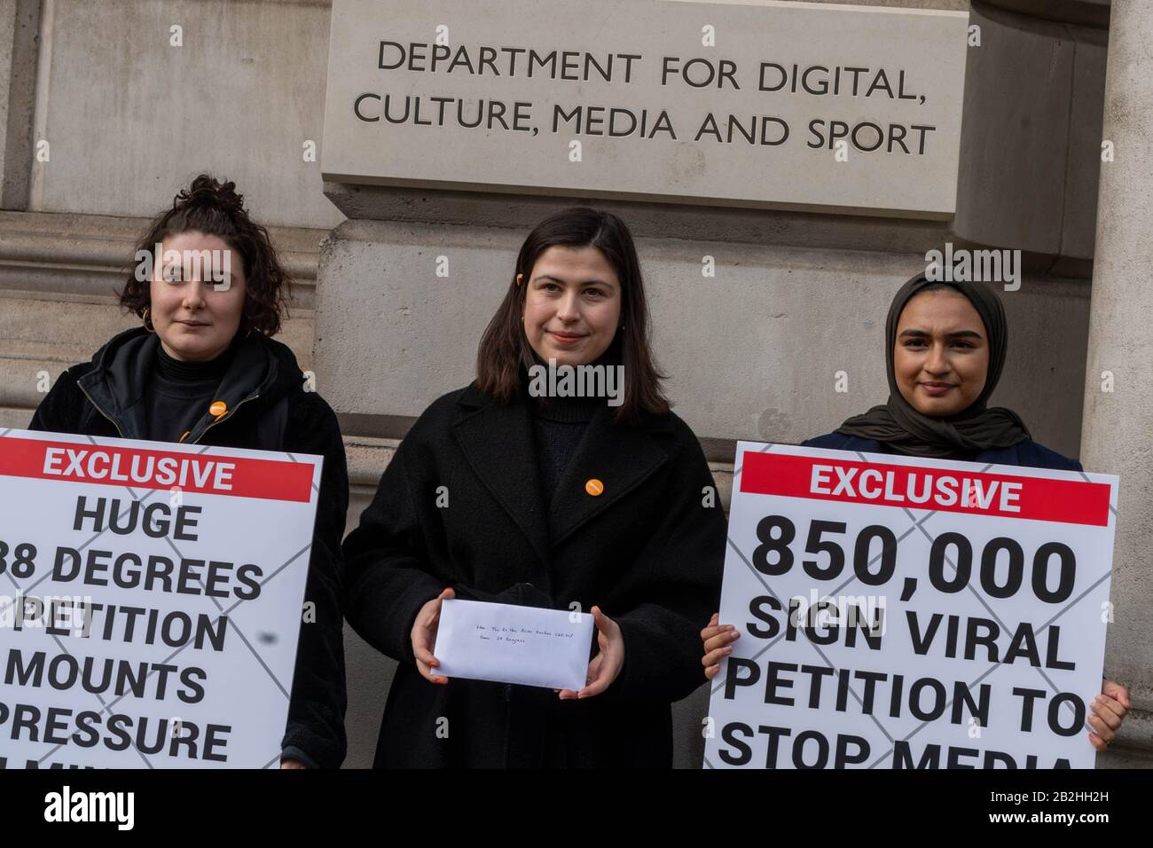 Londra, Regno Unito. 3rd Mar, 2020. Gruppo di campagna 38 gradi mano in una petizione 850.000 nome al Dipartimento di Cultura Media e Suport contro presunto bullismo dei media. La petizione invita i parlamentari a "porre fine alle molestie e al bullismo da parte della stampa britannica" dopo la morte di Caroline Flack Tre camion che trasportano cartelli che sostengono la petizione cerchiata Piazza del Parlamento credito: Ian Davidson/Alamy Live News Foto Stock