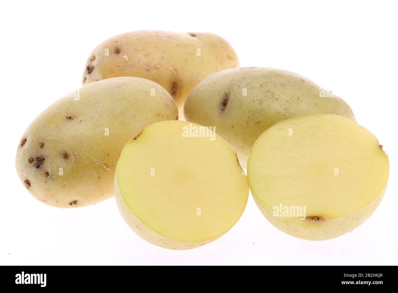 Patate australiane isolate. Tagliare verdure crude di patate isolate su sfondo bianco con il percorso di taglio Foto Stock