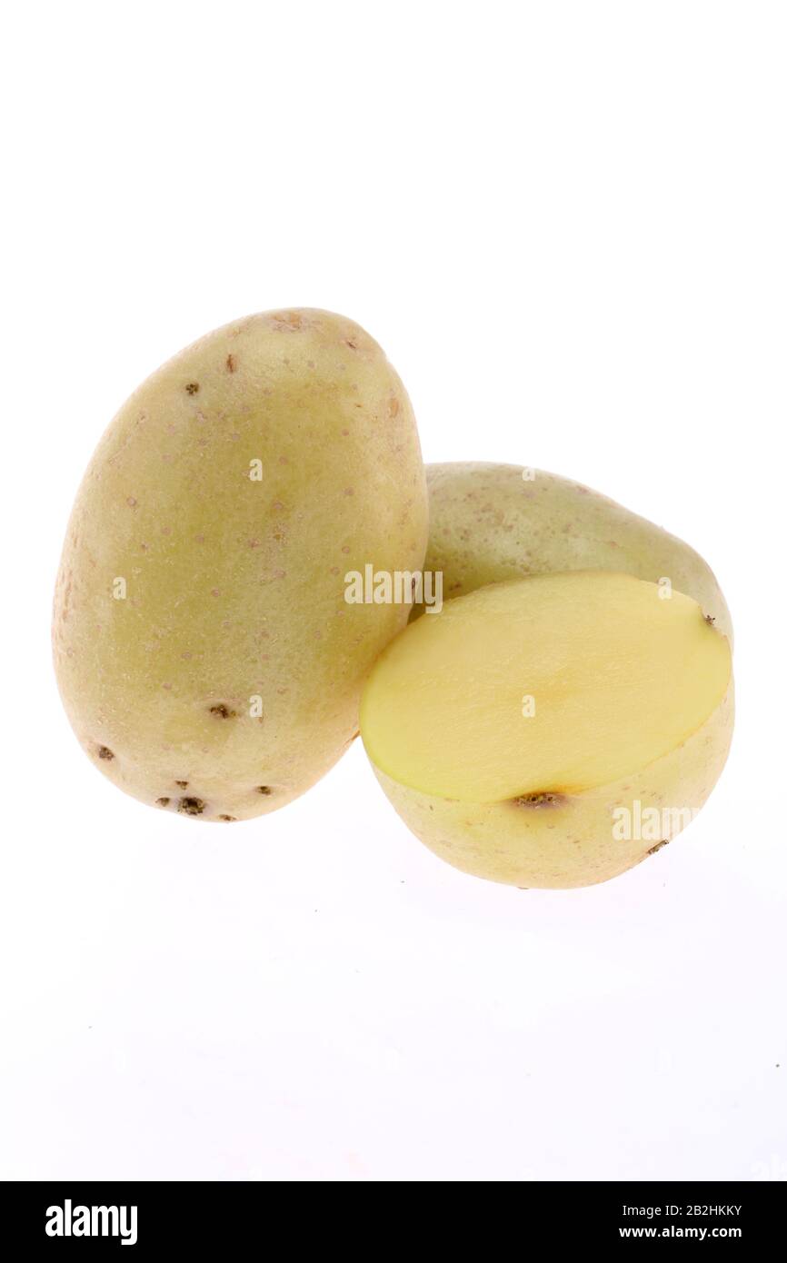 Patate australiane isolate. Tagliare verdure crude di patate isolate su sfondo bianco con il percorso di taglio Foto Stock