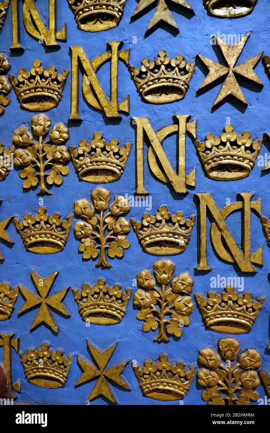 oro simboli reali di potere contro il backgroud blu Foto Stock