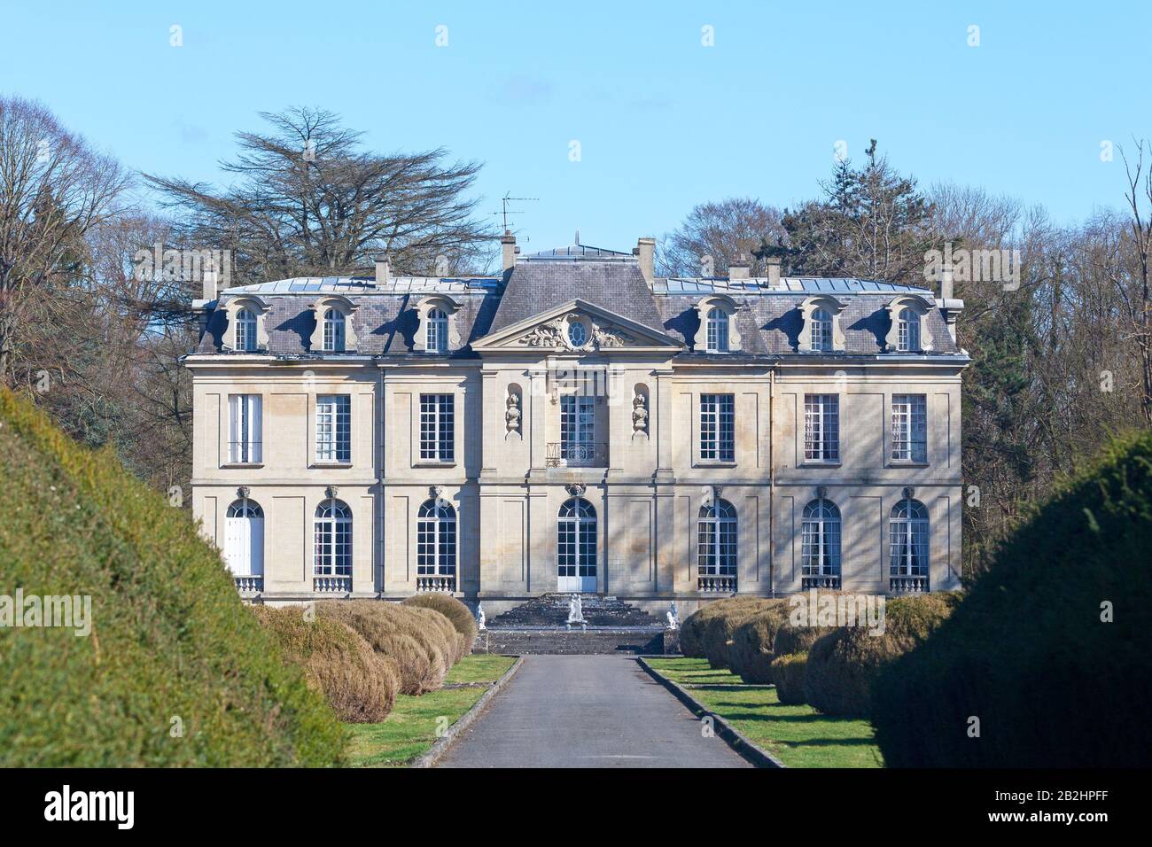Luzarches, Francia - 16 marzo 2019: L'Château de Saint-Thaurin (in inglese: Castello di Saint-Thaurin) risale all'inizio del 20th secolo. Foto Stock
