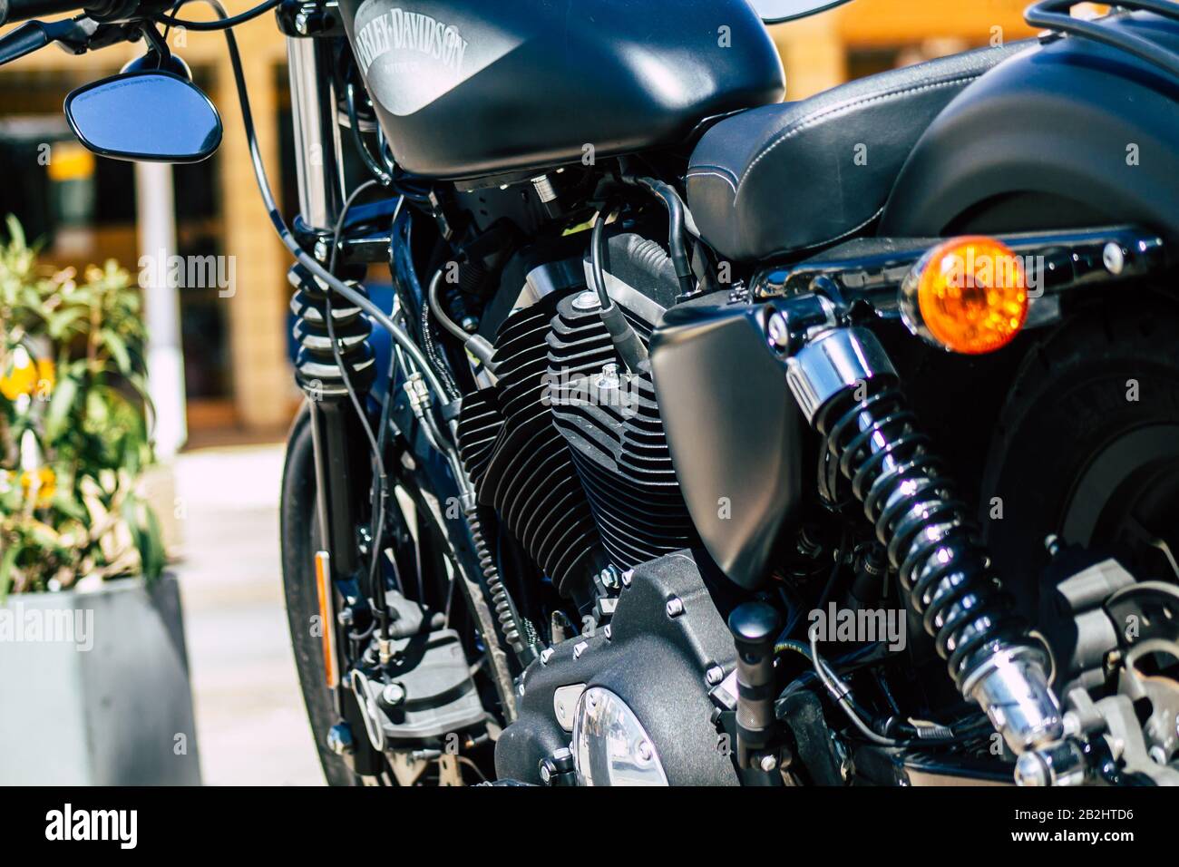 Pafo Cipro 01 marzo 2020 Vista di una moto Harley Davidson parcheggiata nelle strade di Paphos Foto Stock