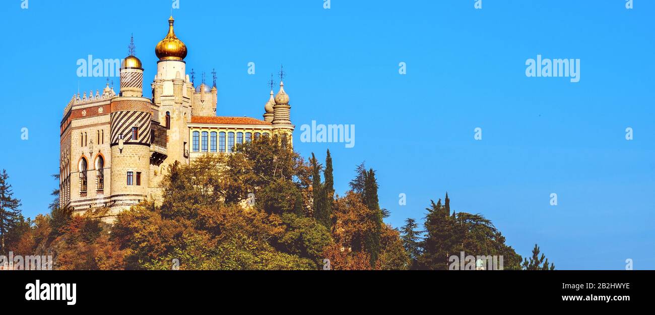 castello in stile arabo sfondo orizzontale in tonalità calde autunno Foto Stock