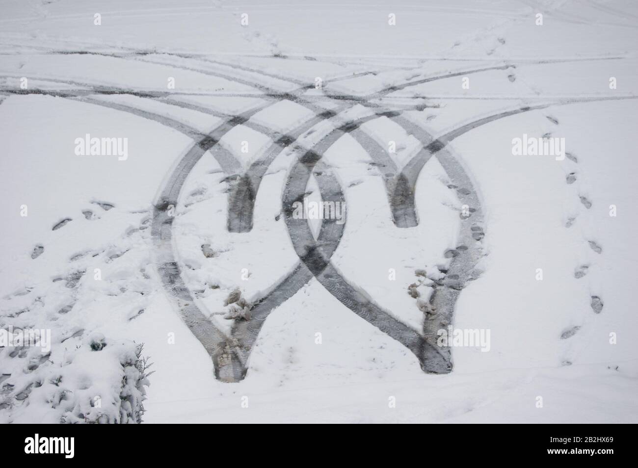 Pneumatici a forma di cuore nella neve Foto Stock