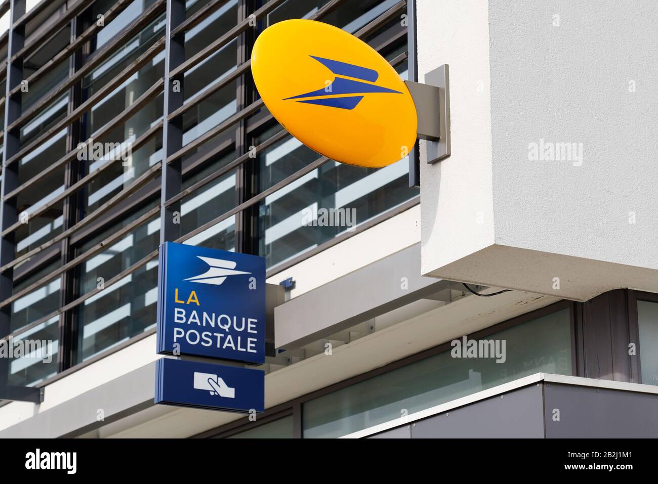 Bordeaux , Aquitaine / France - 10 28 2019 : la poste Banque postale negozio francese post logo banca sul negozio firma muro Foto Stock