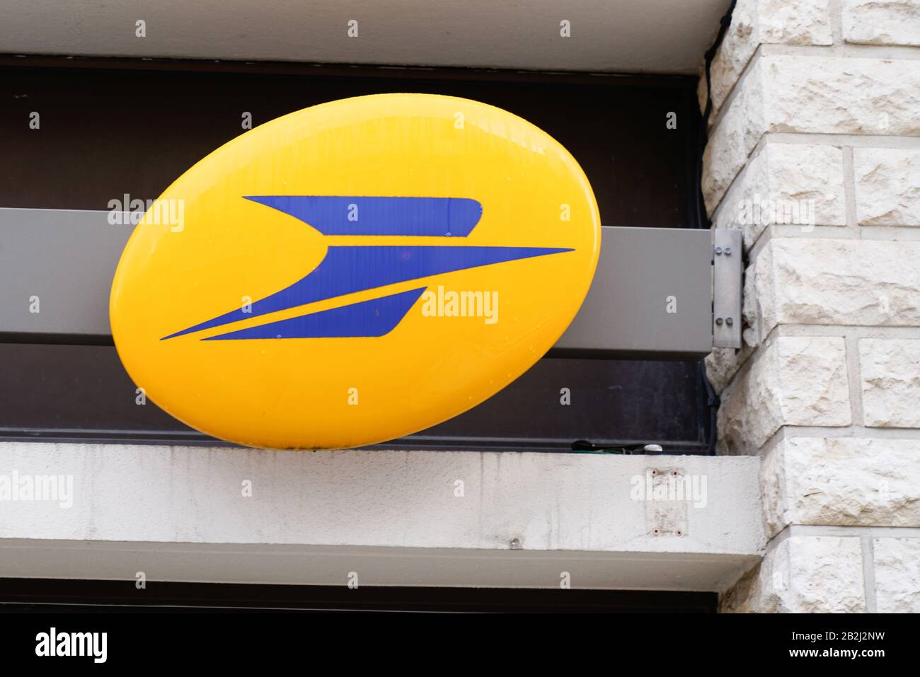 Bordeaux , Aquitaine / Francia - 01 22 2020 : la Poste logo strada segno negozio postale in Francia Foto Stock