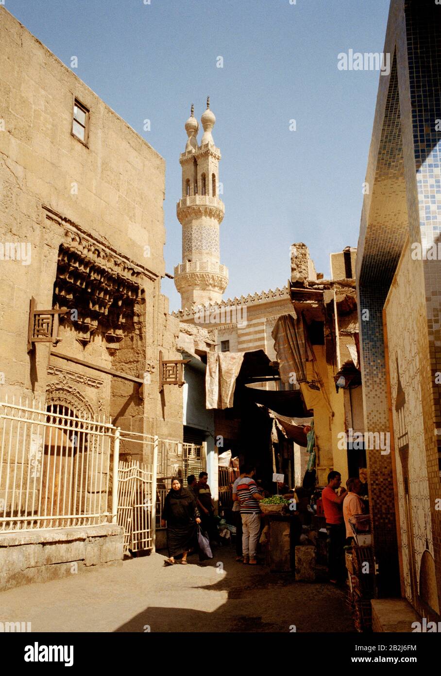 Fotografia di viaggio - scena di strada che mostra al Azhar minarets nel quartiere islamico del Cairo della città del Cairo in Egitto in Nord Africa Medio Oriente Foto Stock