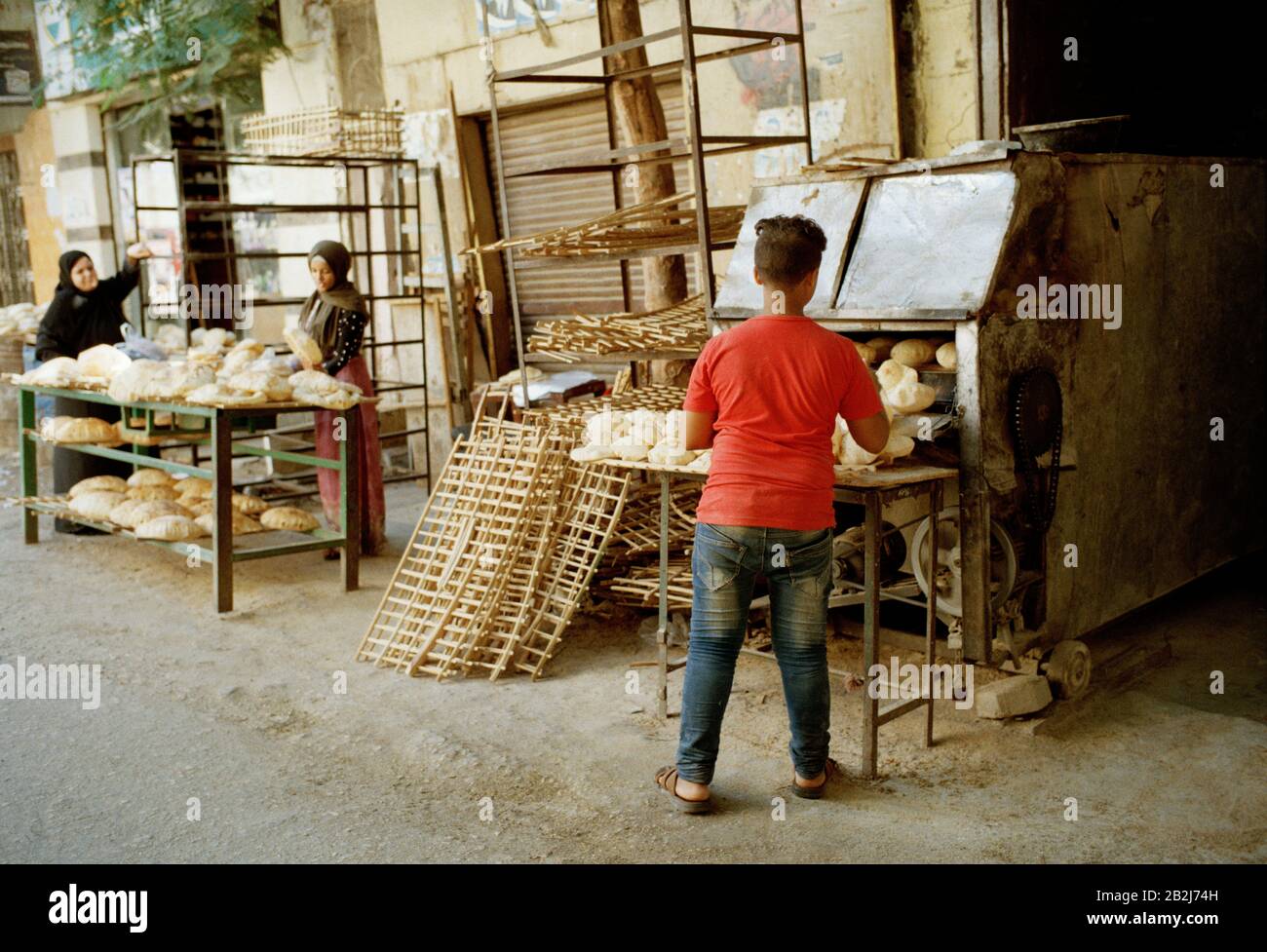 Fotografia di viaggio - il pane fare stalla strada nel quartiere islamico del Cairo della città del Cairo in Egitto in Nord Africa Medio Oriente Foto Stock